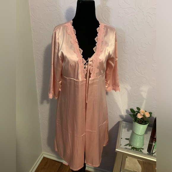 Pink satin nightgown & robe set - Picture 7 of 7